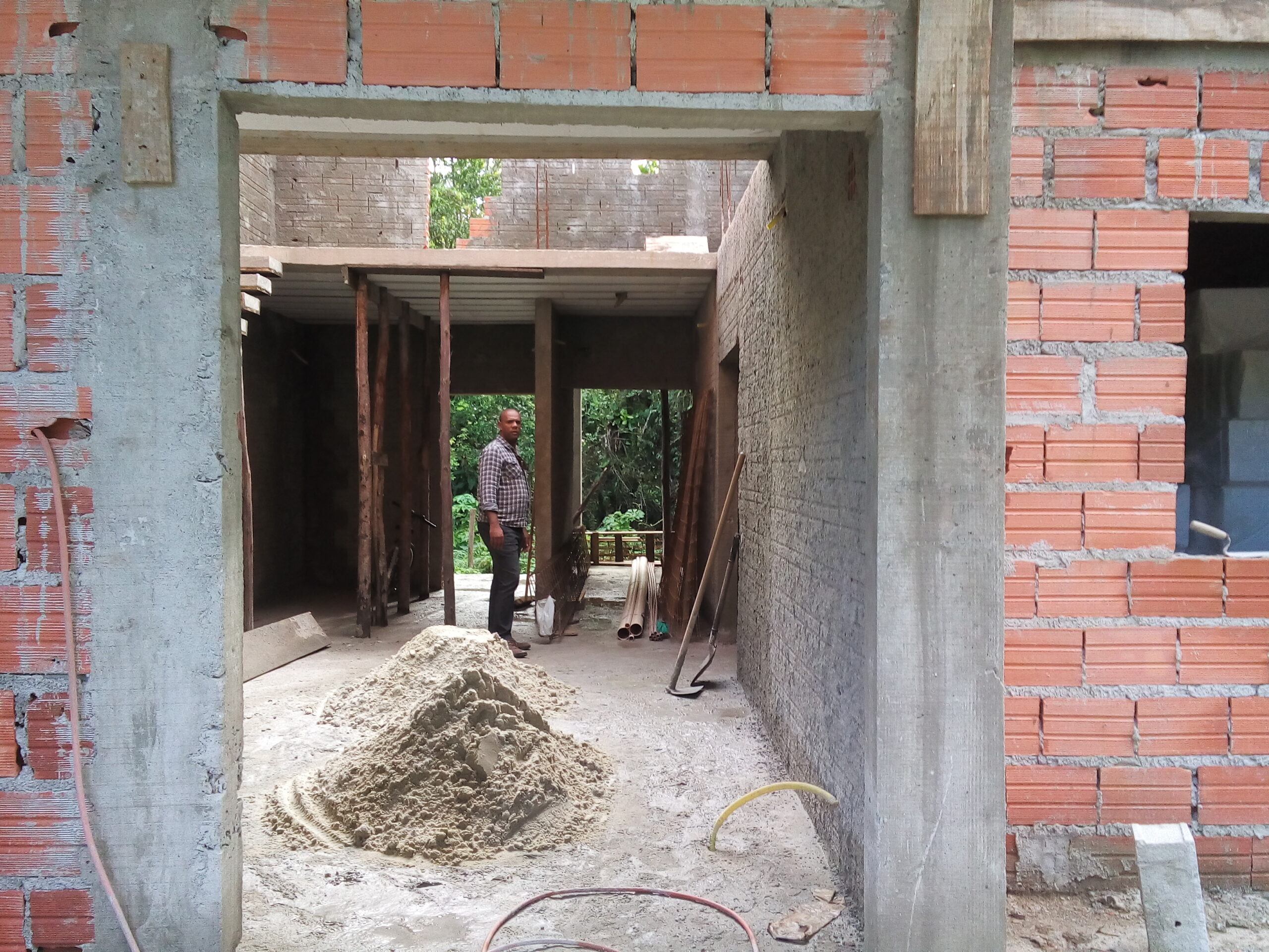 Homem acompanhando obra em Bertioga durante construção de imóvel no litoral