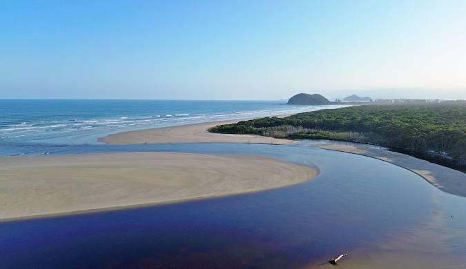 Vista panorâmica da Praia de Itaguaré em Bertioga