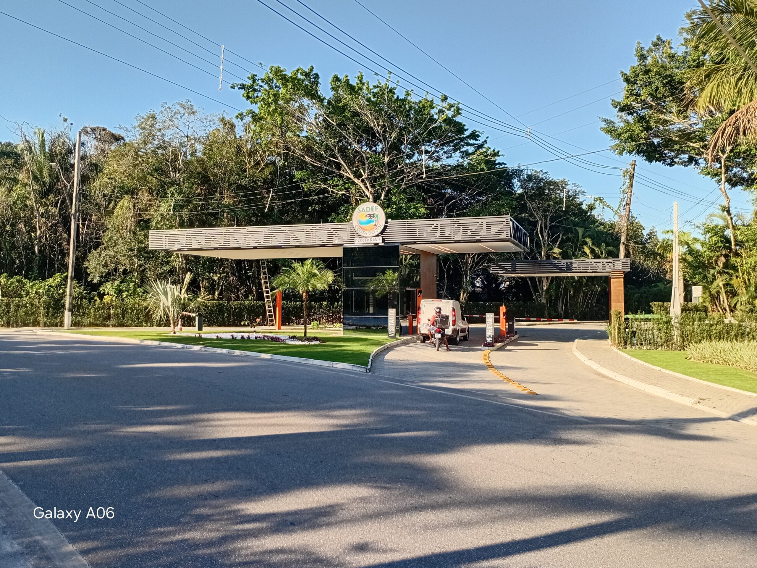 Prédio residencial moderno no bairro guaratuba em Bertioga, próximo à praia.